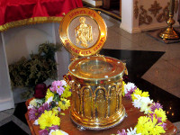 Прихожане храма Матроны Московской с радостью встретили ковчег с частицею мощей святителя Луки Крымского