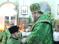В день Святого Духа епископ Владимир совершил Божественную Литургию в Петро-Павловском соборе города Петропавловска