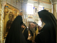 В Александро-Невском соборе монастыря владыка возглавил молебен с акафистом Тихвинской иконе Божией Матери