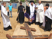 Правящий архииерей совершил освящение и установку креста на месте строительства храма