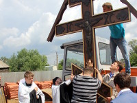 Правящий архииерей совершил освящение и установку креста на месте строительства храма