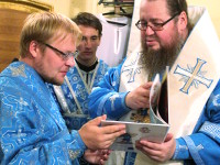 Преосвященнейший епископ Владимир возглавил служение ночной Литургия в Храме Всех Святых города Петропавловска