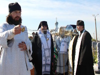 Преосвященнейший епископ Владимир совершил заупокойную литию на Новом городском кладбище Петропавловска 