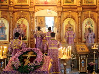 Архиерейское богослужение на праздник Воздвижения Честного и Животворящего Креста Господня прошло в главном храме епархии