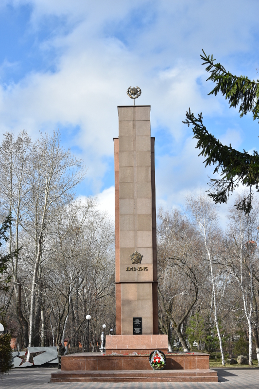 Епископ Владимир возложил цветы к стеле памяти Воинов-казахстанцев погибших в Великой Отечественной Войне