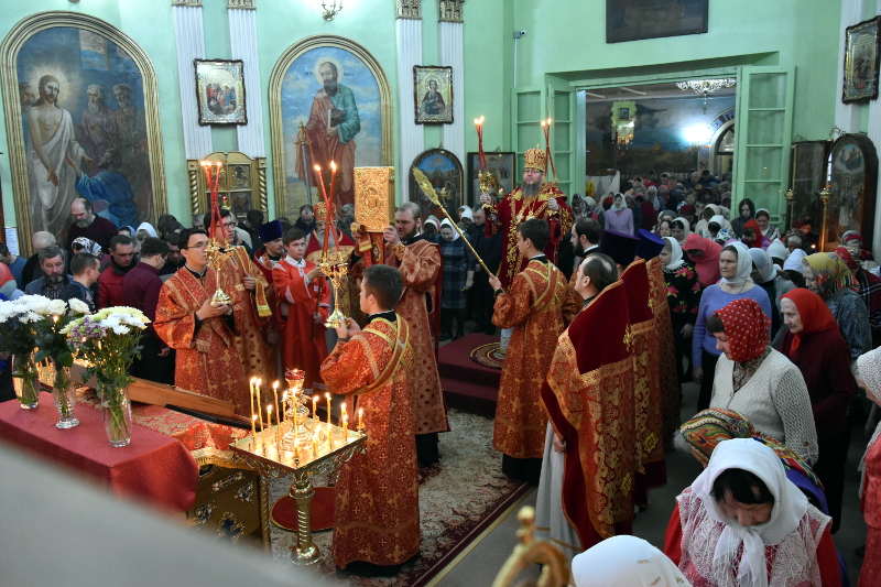 Преосвященный епископ Владимир совершил Божественную Литургию в соборе святых апостолов Петра и Павла