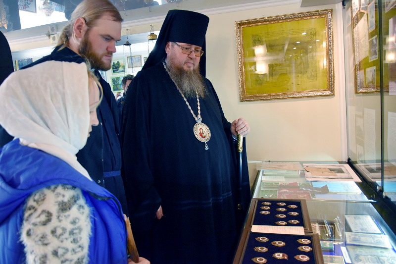 Преосвященный епископ Владимир посетил выставку о подвиге наших земляков в период Великой Отечественной войны в епархиальном музее