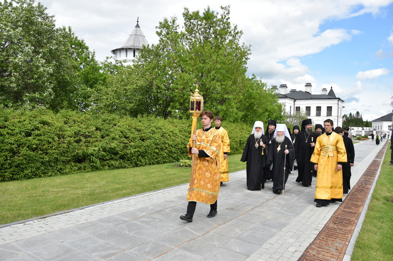 В ходе посещения монастырей Тобольской митрополии Преосвященный епископ Владимир принял участие в акции «Свеча Памяти»