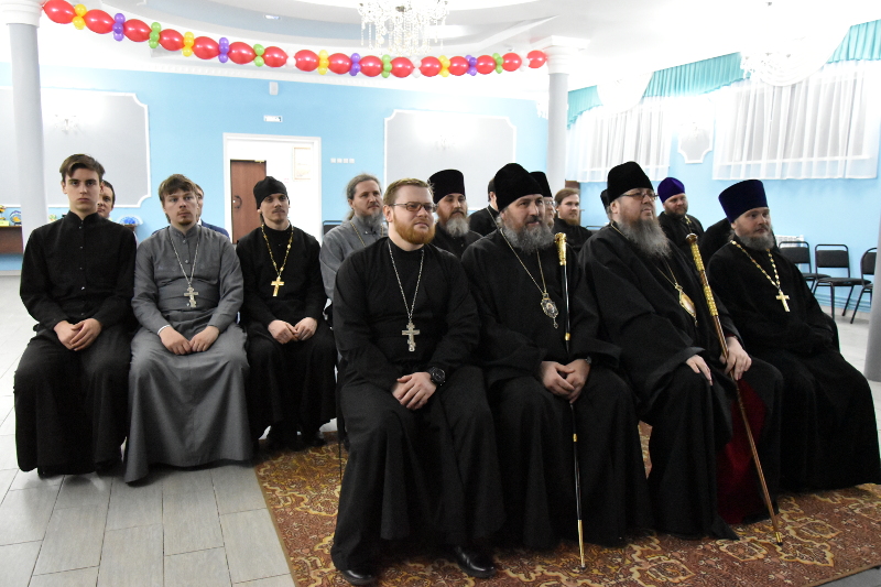 Преосвященный епископ Серапион посетил Среднюю Школу в честь прп. Сергия Радонежского