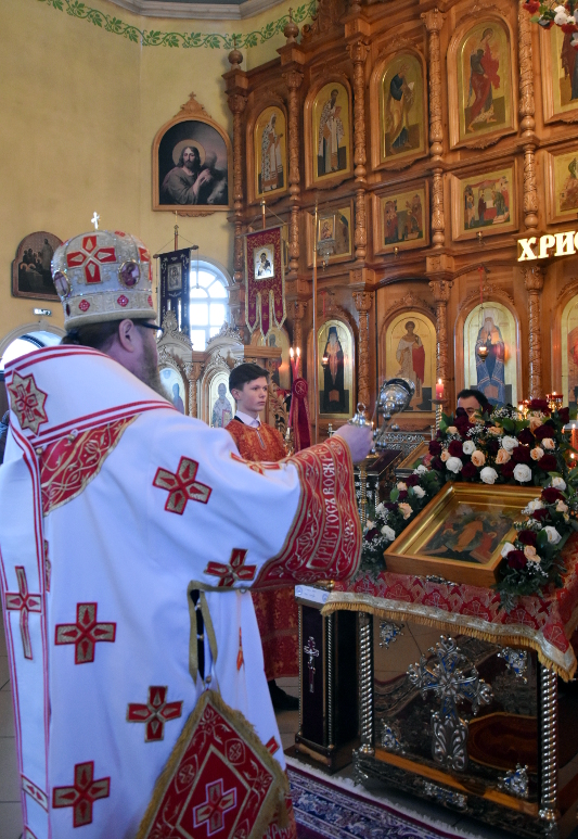 В Фомину Неделю епископ Владимир совершил Божественную Литургию в кафедральном соборе 