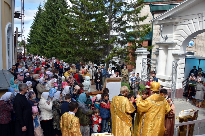   Архиерейская Литургия в день Собора Всех Святых в земле Русской просиявших   