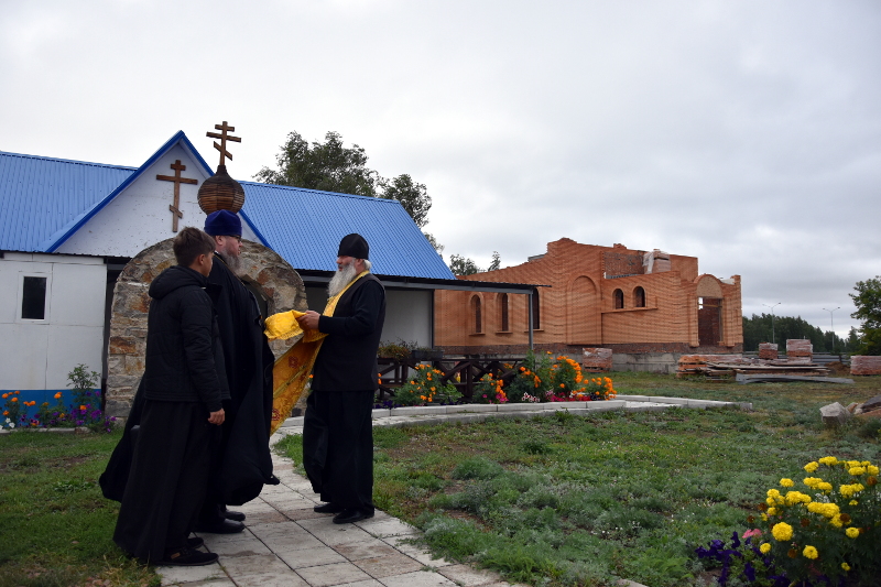 Правящий архиерей ознакомился с ходом строительства Покровского храма п. Бишкуль 