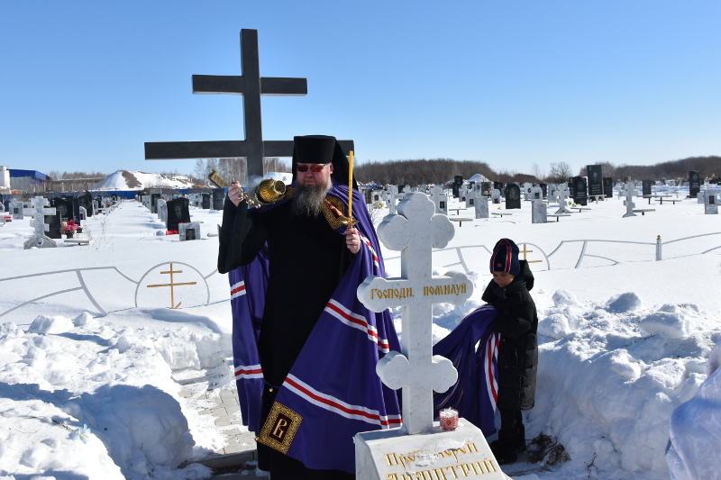 Духовенство епархии совершило заупокойную литию на могиле прот. Димитрия Тапеева 