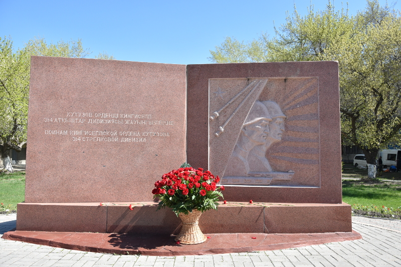 Накануне Праздника Великой Победы городское духовенство возложило цветы к памятникам защитникам Отечества нашего