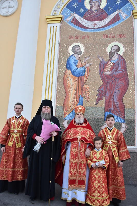 В Фомину Неделю епископ Владимир совершил Божественную Литургию в соборе святых апостолов Петра и Павла