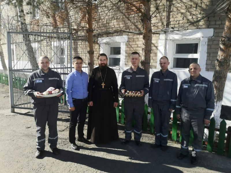 Клирик Петропавловской епархии поздравил с праздником Пасхи заключенных