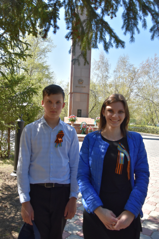 Накануне Праздника Великой Победы городское духовенство, студенты и учащиеся  возложили цветы к памятникам защитникам Отечества нашего