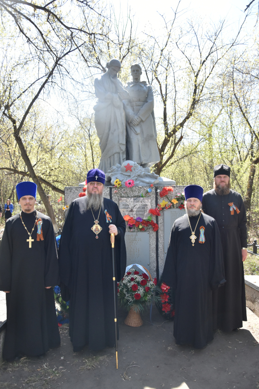 Накануне Праздника Великой Победы городское духовенство, студенты и учащиеся  возложили цветы к памятникам защитникам Отечества нашего