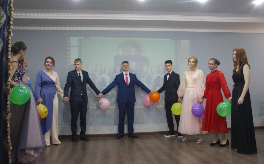 Торжественное вручение аттестатов состоялось в школе в честь прп. Сергия Радонежского