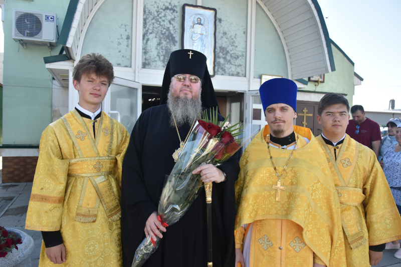 Архиерейская Литургия в день Всех Святых в земле Русской просиявших
