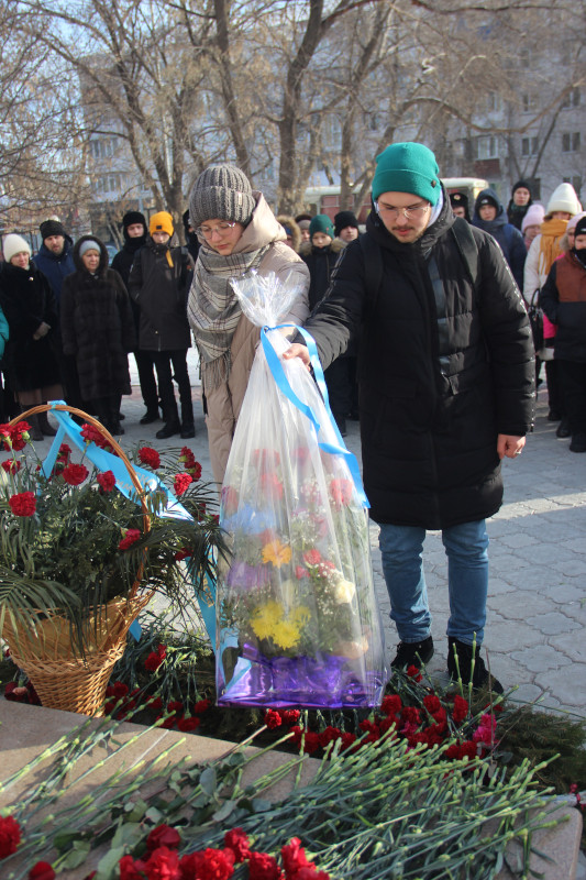 Учащиеся возложили цветы к памятнику воинам-афганцам