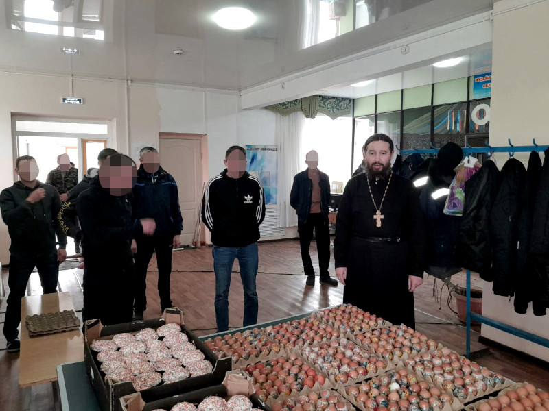 Клирик епархии поздравил заключенных с праздником Пасхи