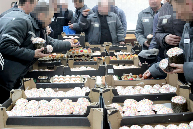 Клирик епархии поздравил заключенных с праздником Пасхи