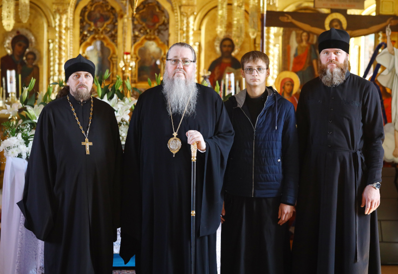 Правящий архиерей в Великую субботу посетил городские храмы