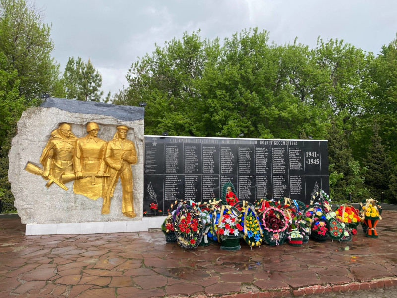 В Праздник Великой Победы Владыка-архиепископ с сопровождающими его лицами возложили цветы к памятнику героям войны в с. Саумалколь