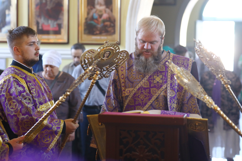 Праздник Изнесения Честных Древ Животворящего Креста Господня в кафедральном соборе