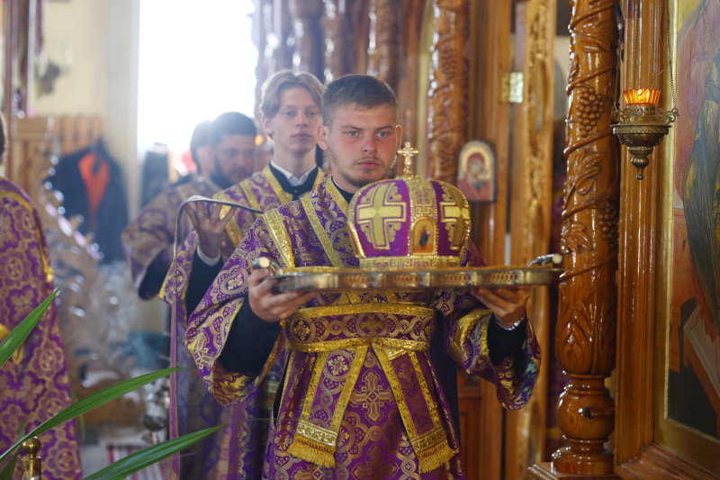 Праздник Изнесения Честных Древ Животворящего Креста Господня в кафедральном соборе