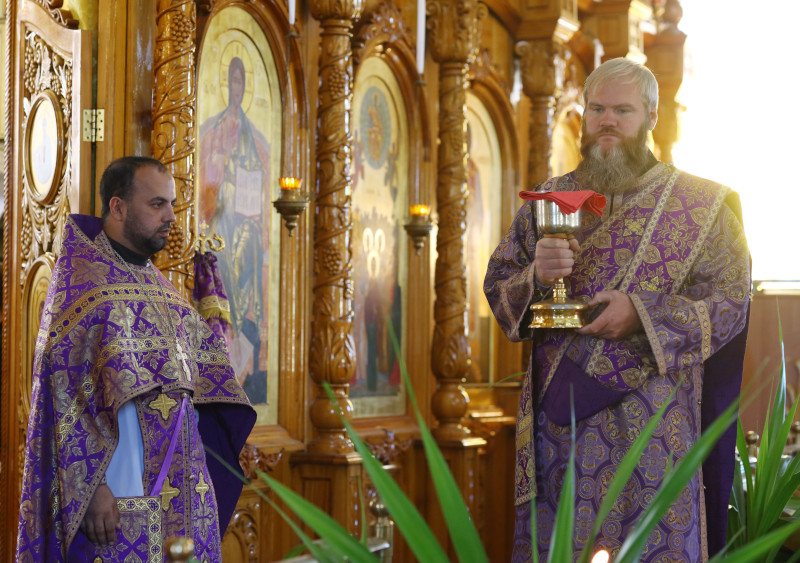 Праздник Изнесения Честных Древ Животворящего Креста Господня в кафедральном соборе